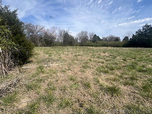 4th image of S 52nd St