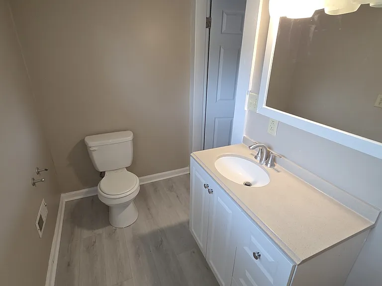 1337 Lee St — Photo 14