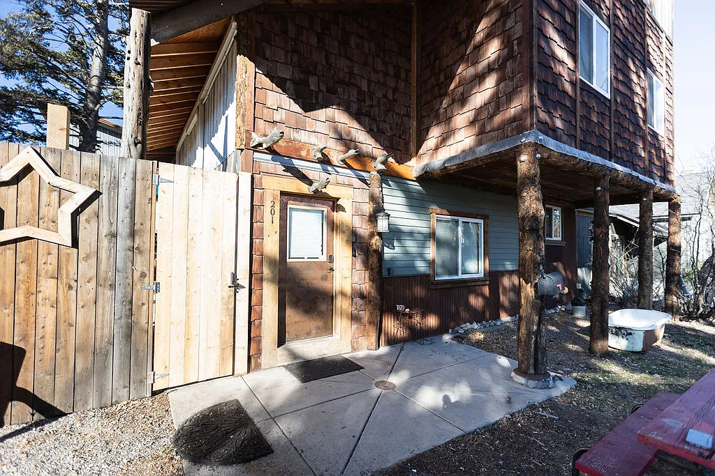 Airbnb - Montana History House - 201 North Weaver Street - Airbnb — Photo 1