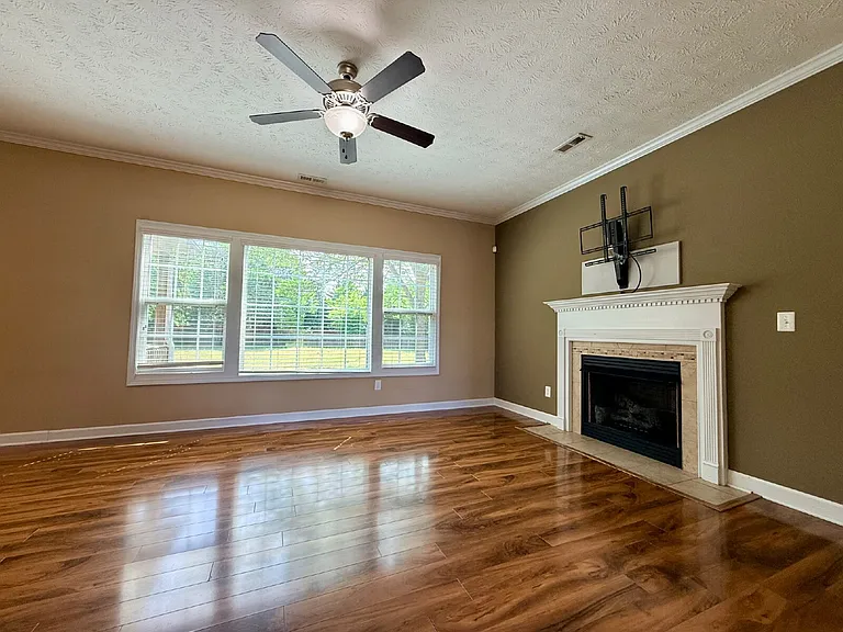 422 Jamestown Ave — Photo 4