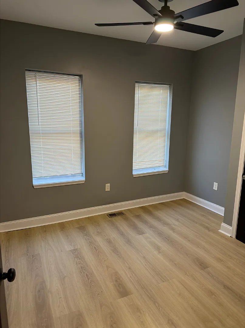 427 S Augusta Ave $600 Available (Shared Bath) — Photo 2