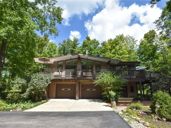 147 River Rd, Hinckley, OH 44233