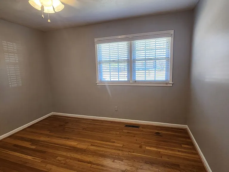 2502 Berkley Dr — Photo 8