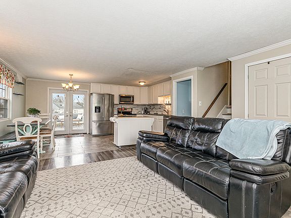 4th image of 15 Woodtop Ct
