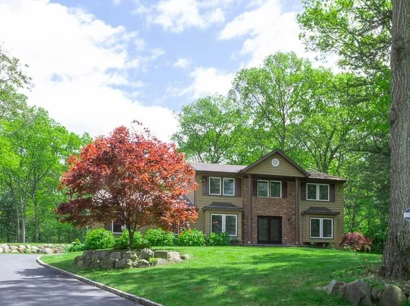 10 Northwood Court, Dix Hills, NY 11746