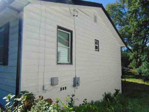 3rd image of 1001 Moreland Dr SE