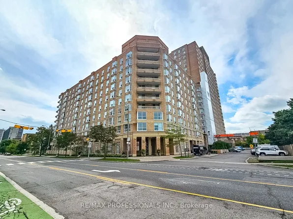 11 Thorncliffe Park Dr #207, Toronto, ON M4H 1P3