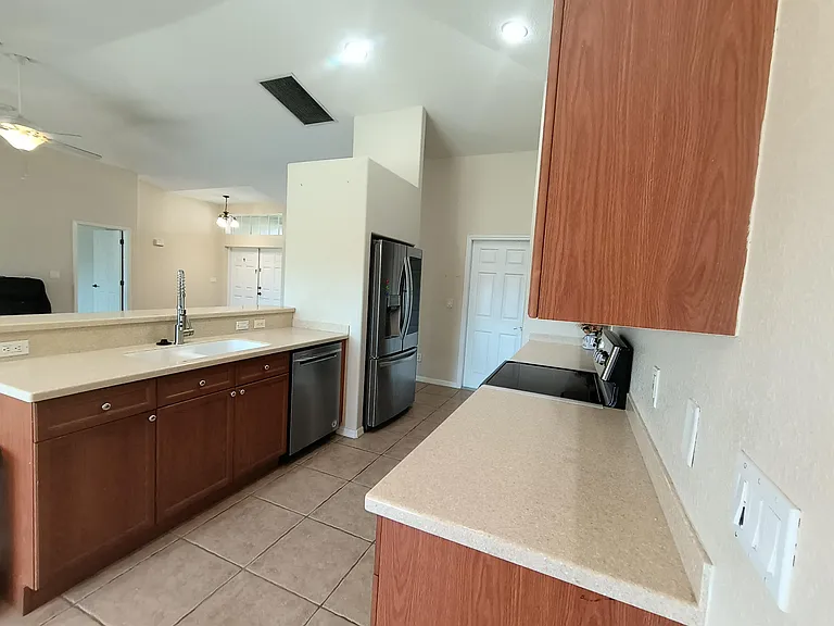 2208 NW 18th Ave — Photo 3