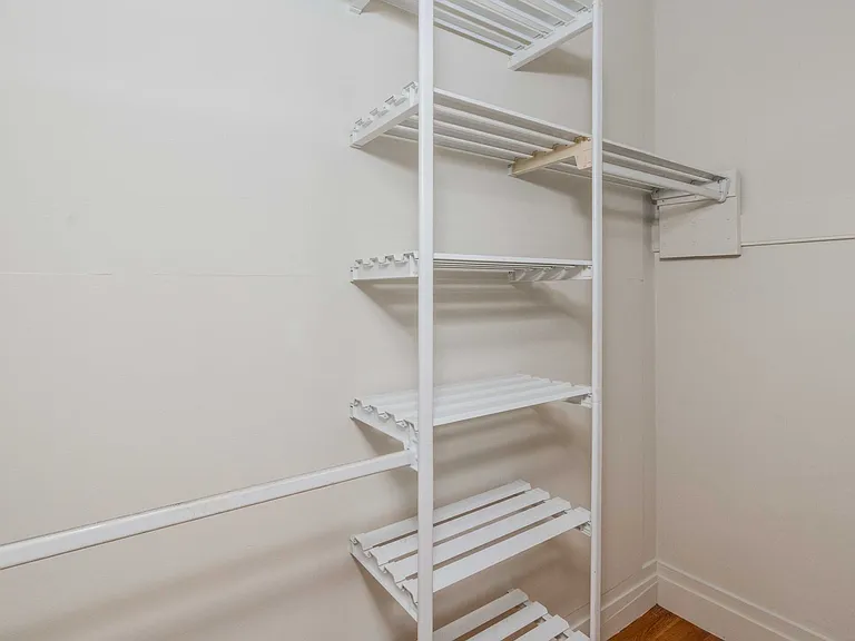 Top Floor 1br. Remodeled! W/D In-Unit! Dishwasher! — Photo 18