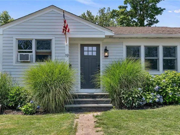 19 Sherwood Rd, Middletown, RI 02842