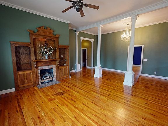4th image of 204 N Broadway St