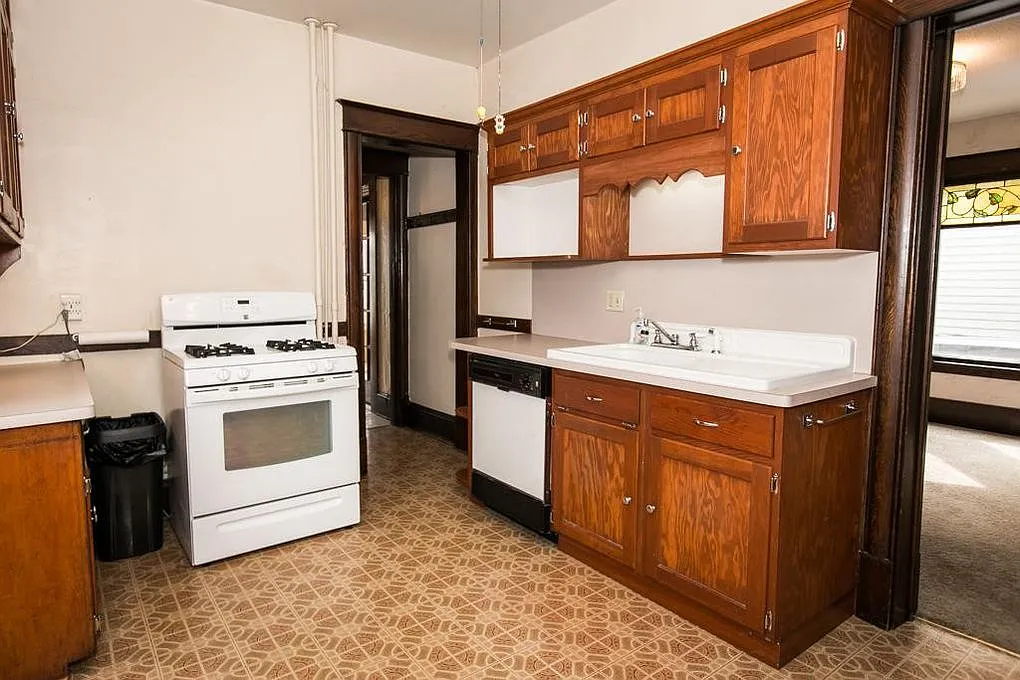 5 bed, $2,500 — Photo 2