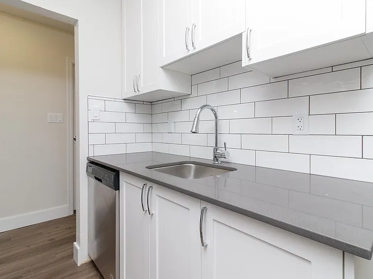 984 McKenzie Ave — Photo 17