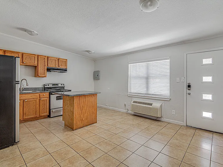 304 E Mitchell St — Photo 27