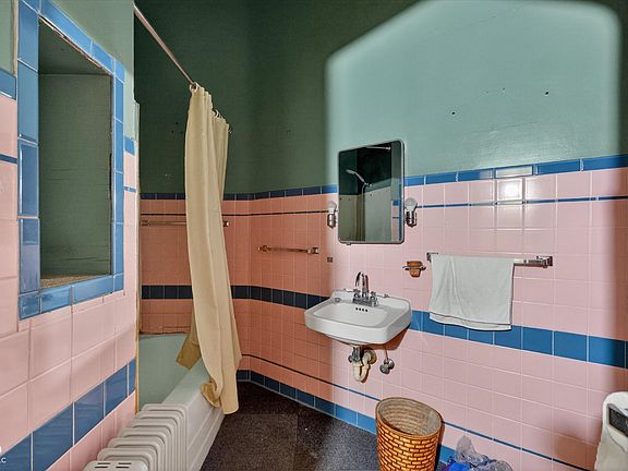 11th image of 720 Woodruff Place West Dr