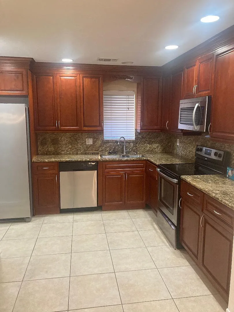 3 bed, 2.0 bath, 1737 sqft, $2,900 — Photo 3