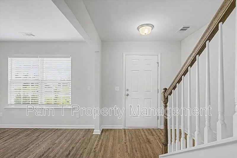 5 bed, 3.0 bath, 2460 sqft, $2,650 — Photo 4
