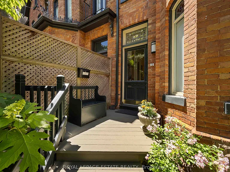 100 Seaton St — Photo 2