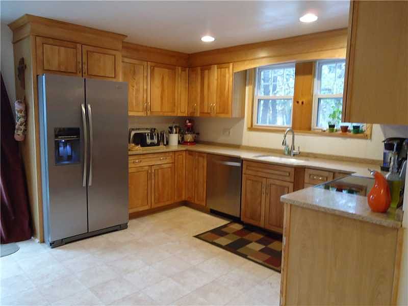 1st image of 17 Jeannette Ave
