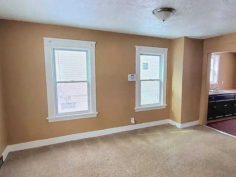 9609 Nelson Ave — Photo 2