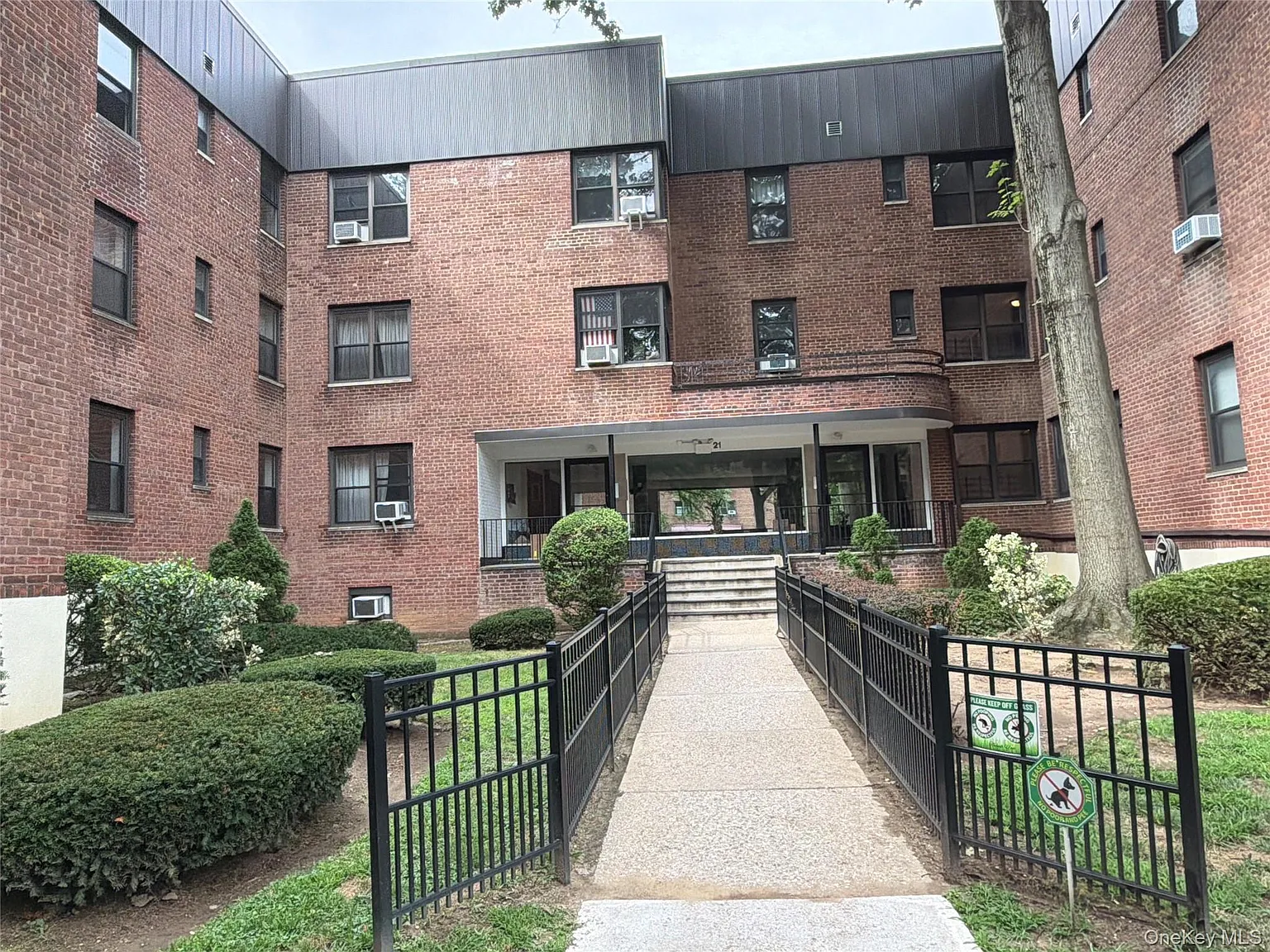 2 bed, 1.0 bath, 925 sqft, $2,755 — Photo 2