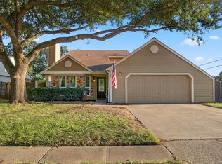 100 Cinnamon Ln, Euless, TX 76039