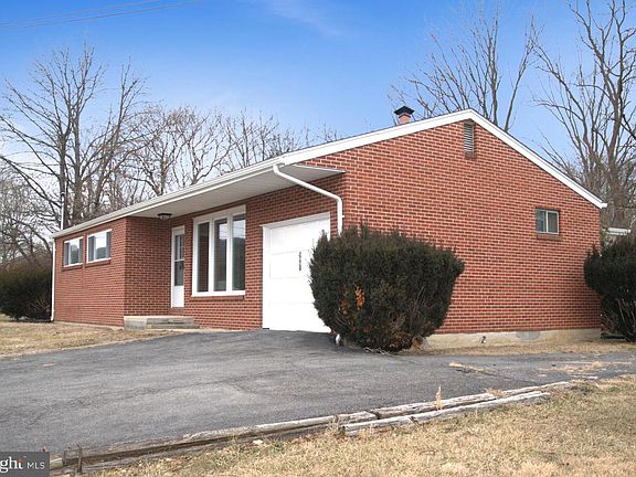 2nd image of 2226 Hyndman Rd