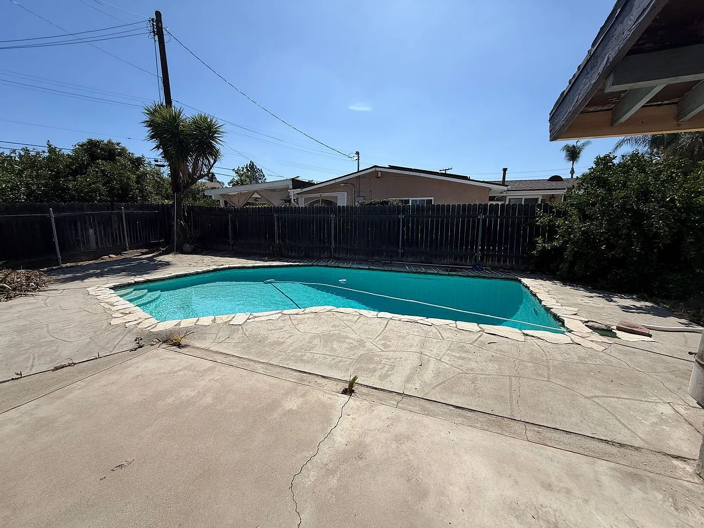 3 bed, 1.0 bath, 1018 sqft, $3,000 — Photo 3