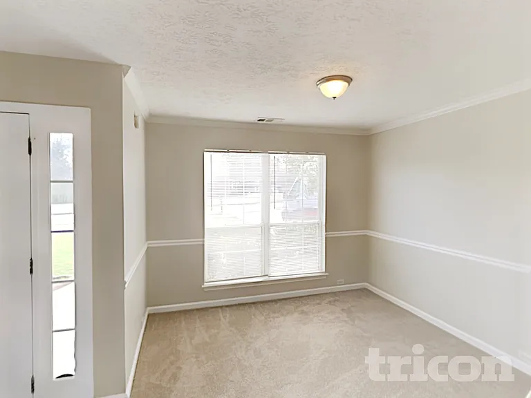 936 Edgewood Ln — Photo 4