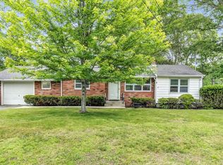 4 Holiday Ct, Hampton Bays, NY 11946