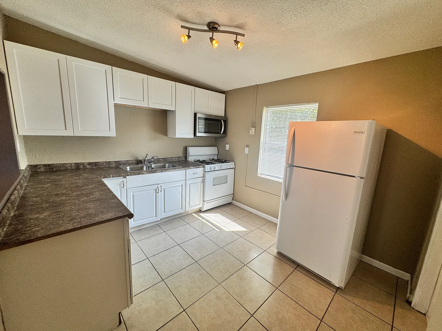 Unfurnished 2 Beds 2 Baths In Eustis — Photo 4