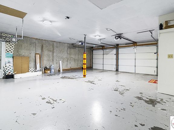 5th image of 904 Summit Rd