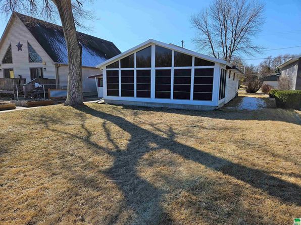 165 Suncoast Dr, McCook Lake, SD 57049