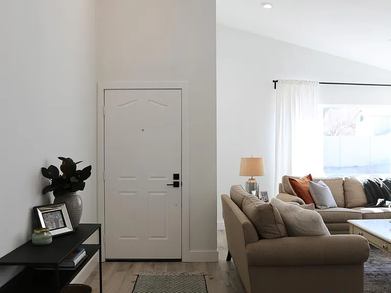 Living room (front door)