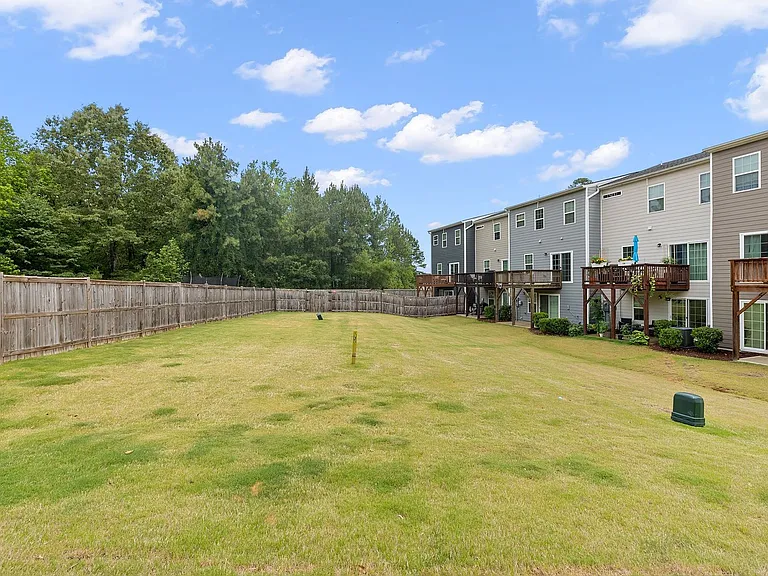 214 Tamworth Crk — Photo 5