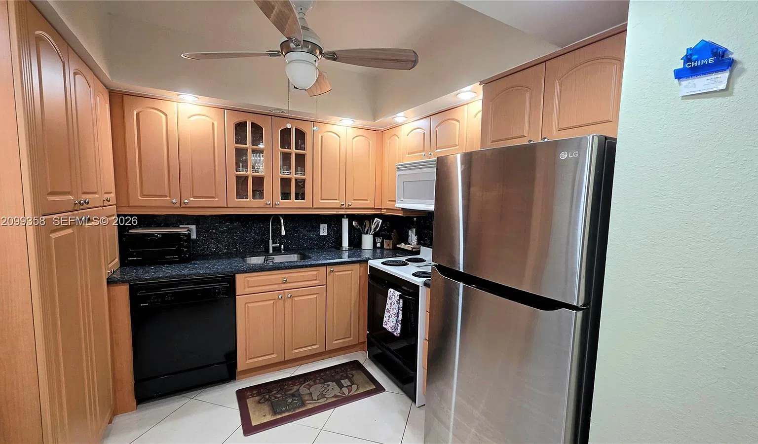 Hemispheres Condo — Photo 1