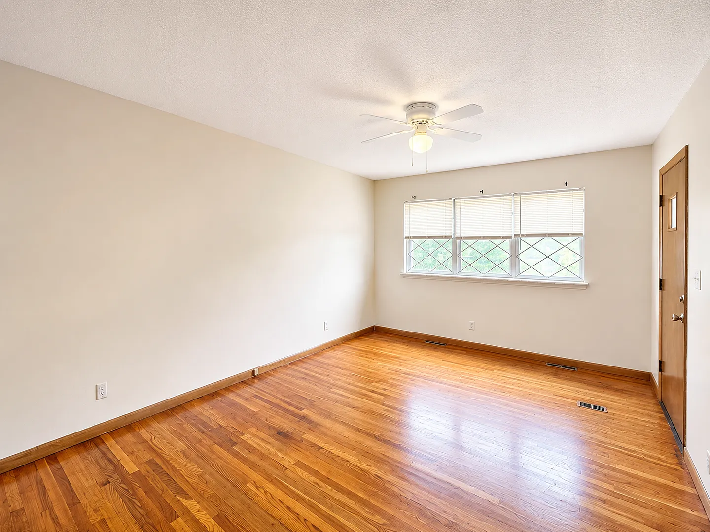Spacious 2-Bedroom, 2-Bath Duplex with Bonus Basement Space! — Photo 2