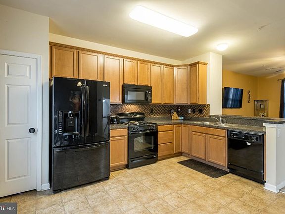 4th image of 7552 Briargrove Ln