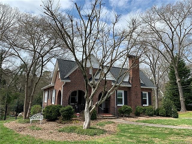 1st image of 802 E Park Dr