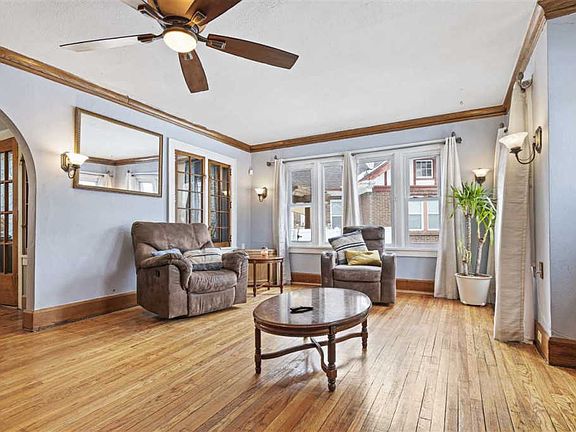 5th image of 405 Churchill St