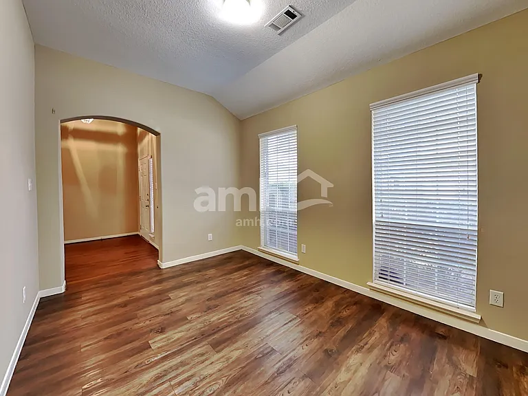 2306 Hollyfield Ln — Photo 7