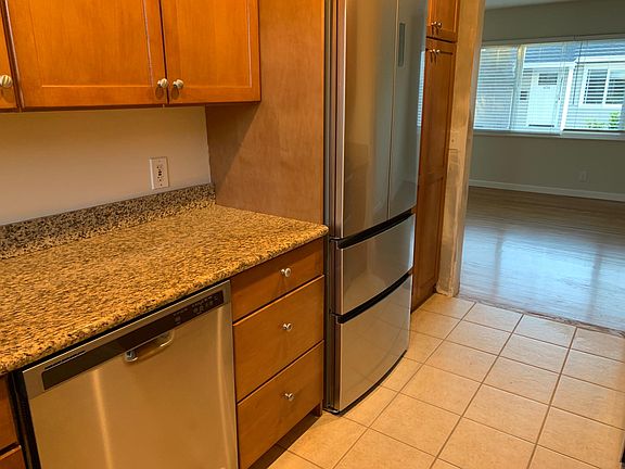 4th image of 444 Waverley St