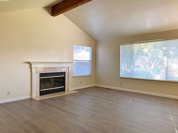 4th image of 1030 Plum Ct #B