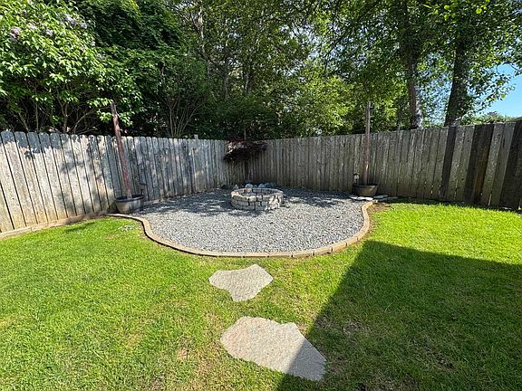 4th image of 140 Maple Tree Ln