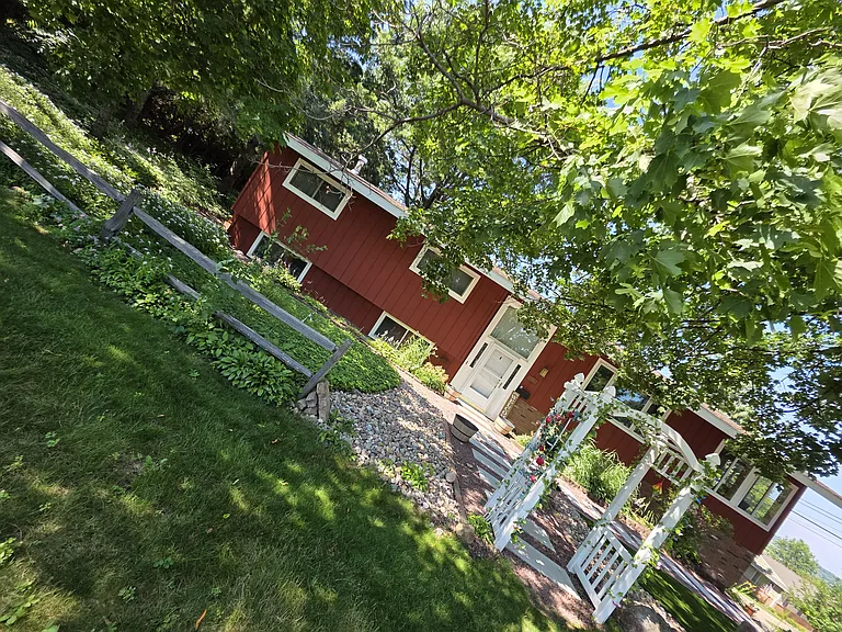 1102 Elm St — Photo 16
