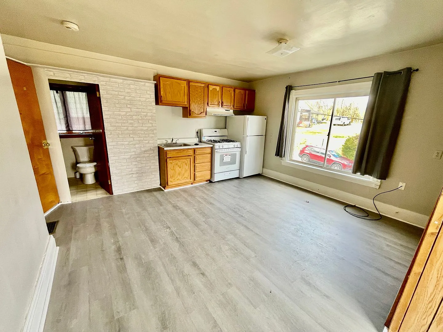 670 Park Street — Photo 2