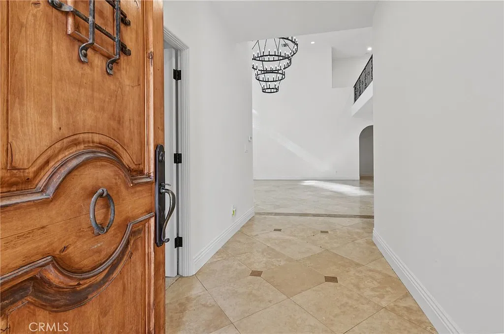 5 bed, 4.5 bath, 3696 sqft, $11,950 — Photo 4