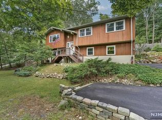 40 Sleepy Hollow Rd, Andover, NJ 07821