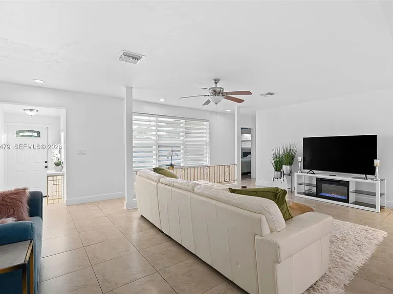 2819 Cleveland St — Photo 5