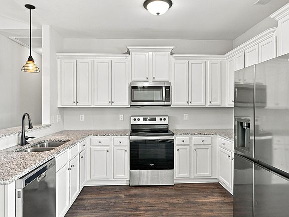 5th image of 72 Leisure Ave
